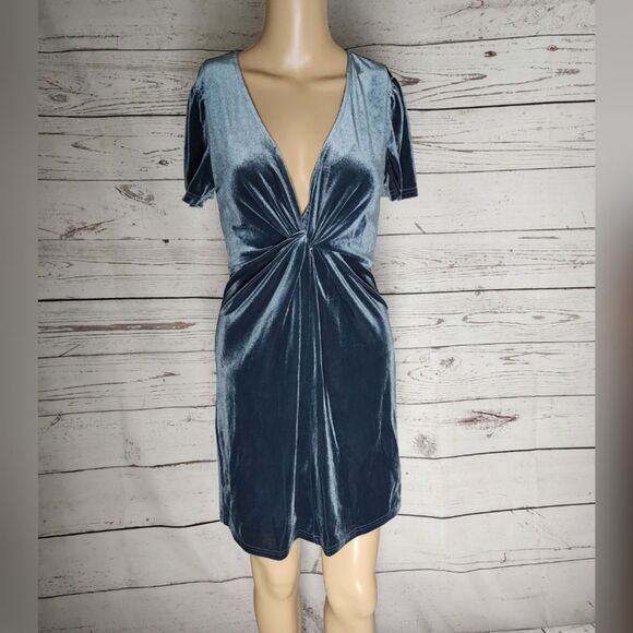 Aqua Velvet Twist Front Short Sleeve Dress Small NWT - Picture 1 of 3